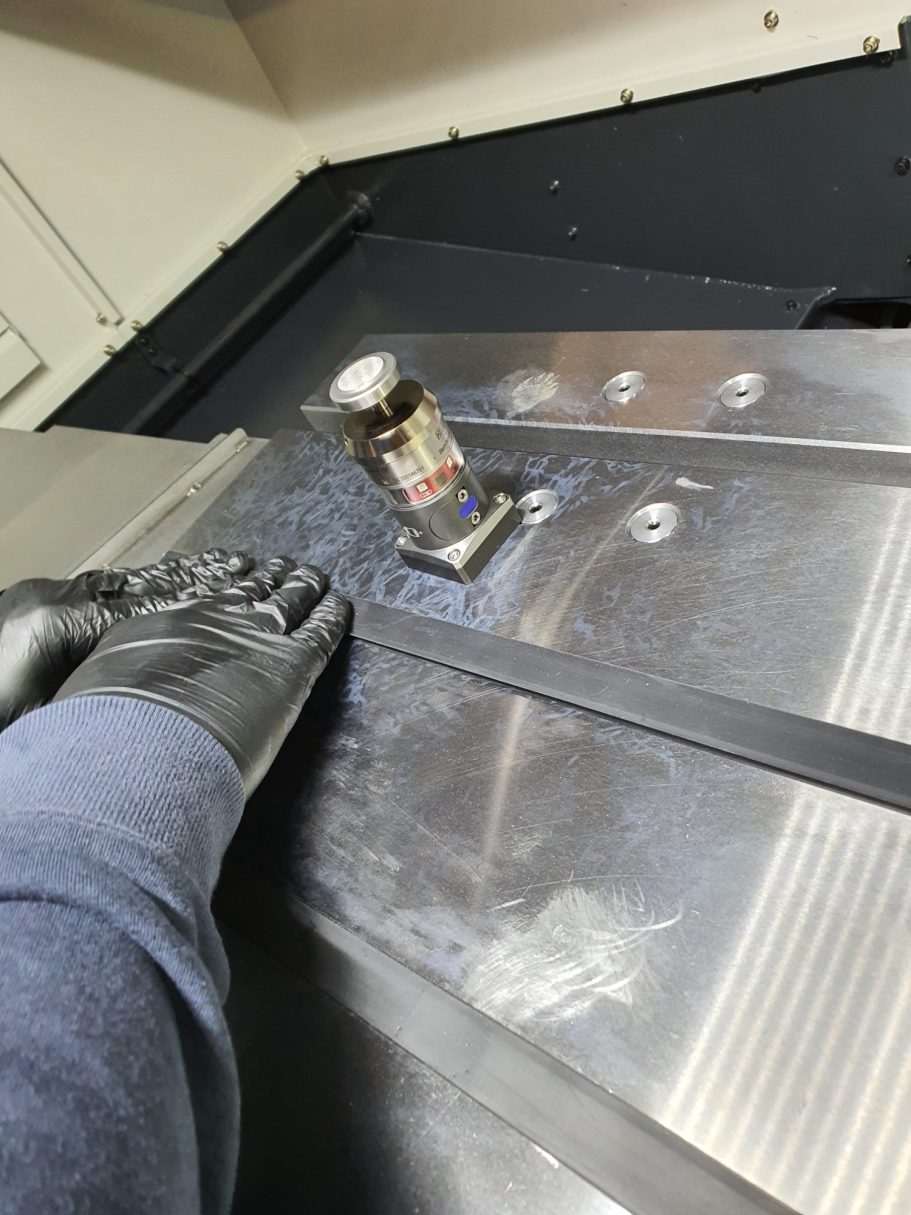 AFM T-Nuten Abdeckung® per Hand einlegbar AFM T-Nuten Abdeckleisten® per Hand einlegbar