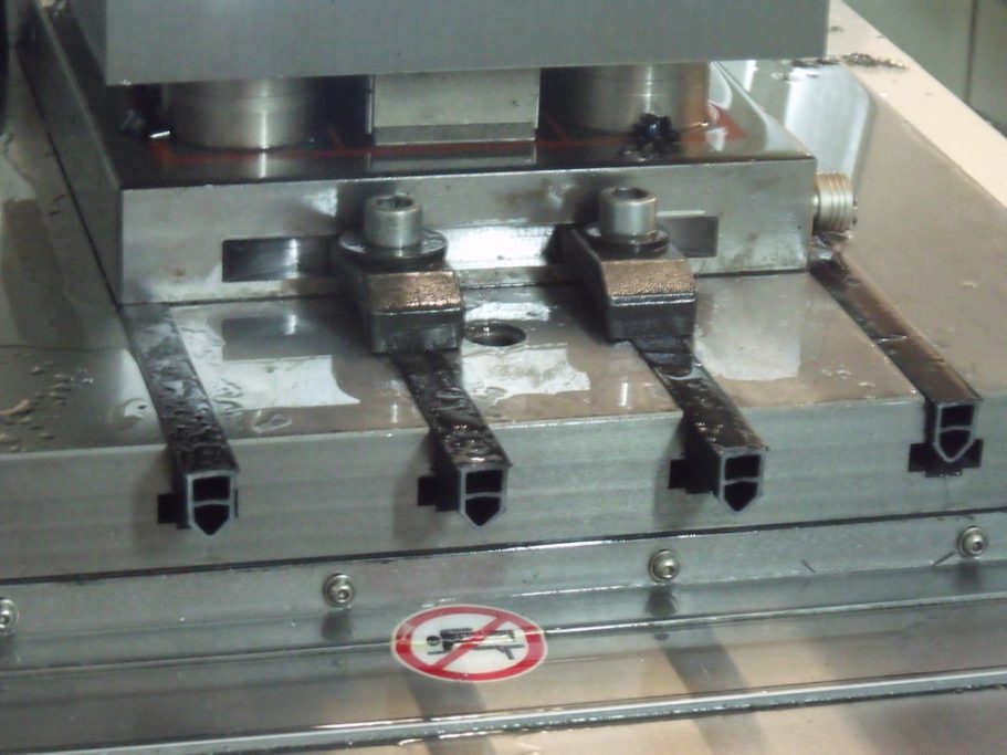AFM T-Nuten Abdeckung® passen unter den Schraubstock AFM T-Nuten Abdeckung® passen unter den Schraubstock